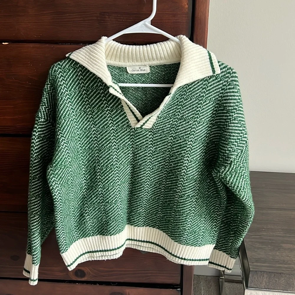 Green& white v-neck sweater - Picture 1 of 2